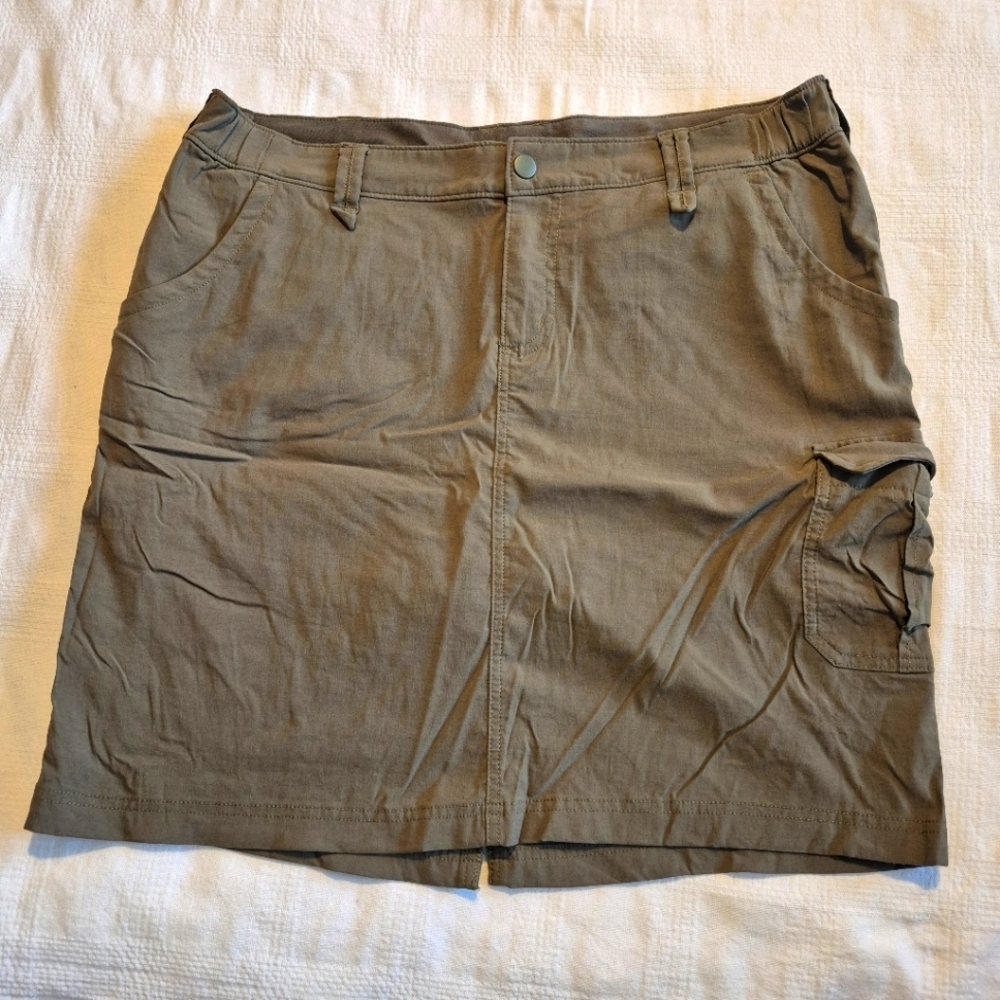 Duluth Trading Co women's size 16 green Dry on the Fly skirt, 4 pockets VGUC